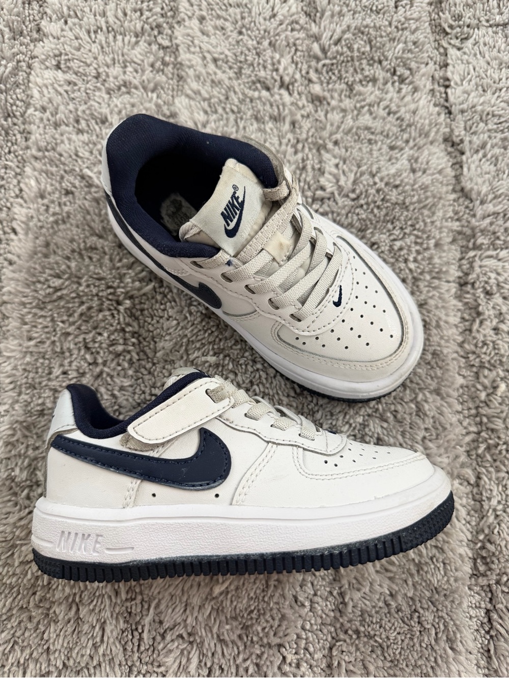 Nike Kids White and Navy Low-Top EasyOn Sneakers